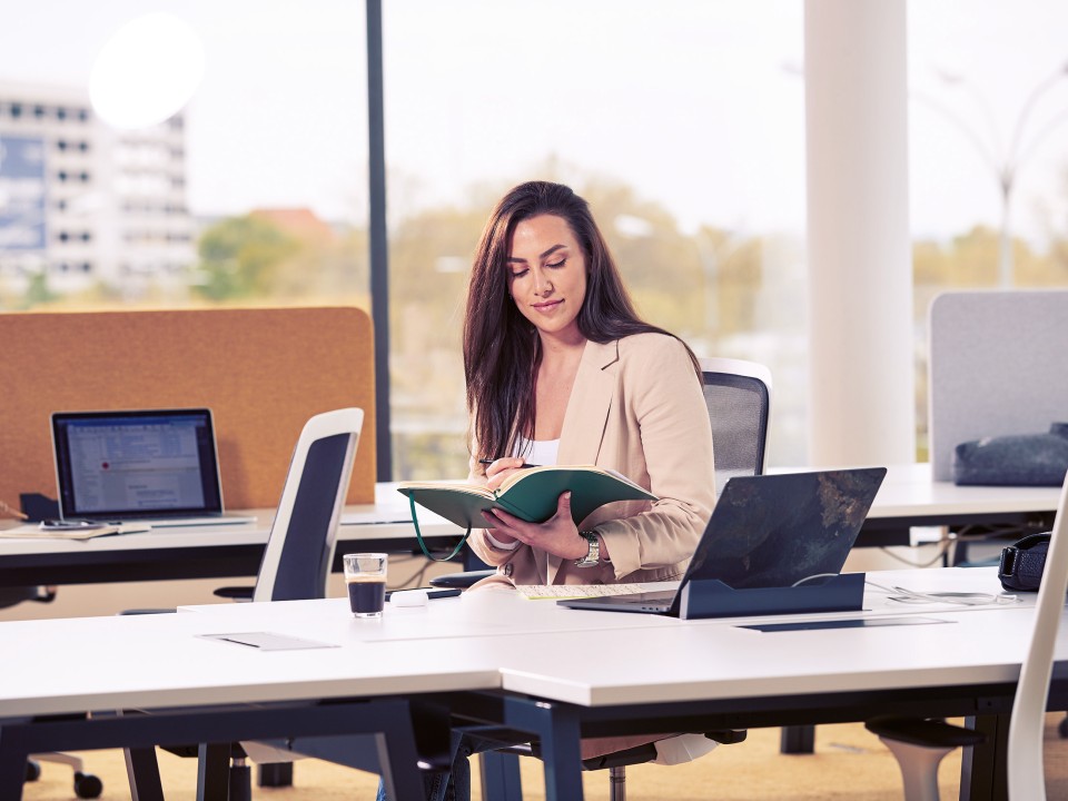Eine Person, die im Coworking Bereich arbeitet.