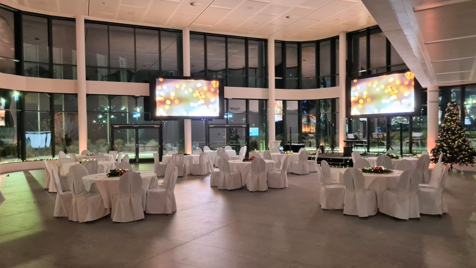 Festlich dekorierter Konferenzraum Runway 1 während einer Weihnachtsfeier.